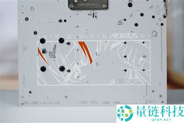 雕妹二次元设计与技嘉B850 AORUS ELITE-P ICE主板图赏解析