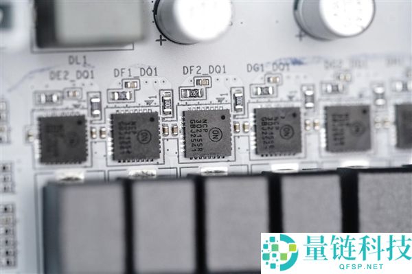 雕妹二次元设计与技嘉B850 AORUS ELITE-P ICE主板图赏解析