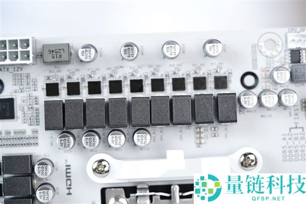 雕妹二次元设计与技嘉B850 AORUS ELITE-P ICE主板图赏解析