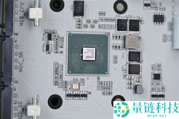雕妹二次元设计与技嘉B850 AORUS ELITE-P ICE主板图赏解析