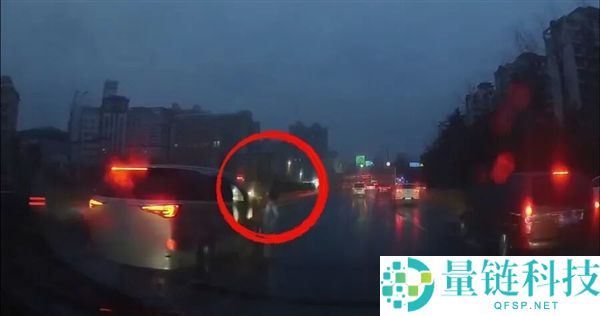 男子翻越绿化带横穿六车道遭两车连撞身亡，交警：行人全责