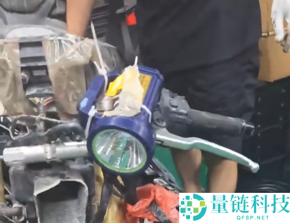 张雪工场连夜创新叙利亚作风机车:年轻小伙撞坏车头用手电筒照明引关注