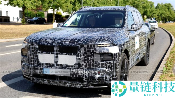 宝马首款纯电SUV iX7谍照曝光：翼片式门把手一碰即开，大屏娱乐体验升级