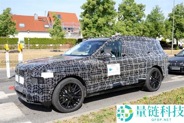 宝马首款纯电SUV iX7谍照曝光：翼片式门把手一碰即开，大屏娱乐体验升级