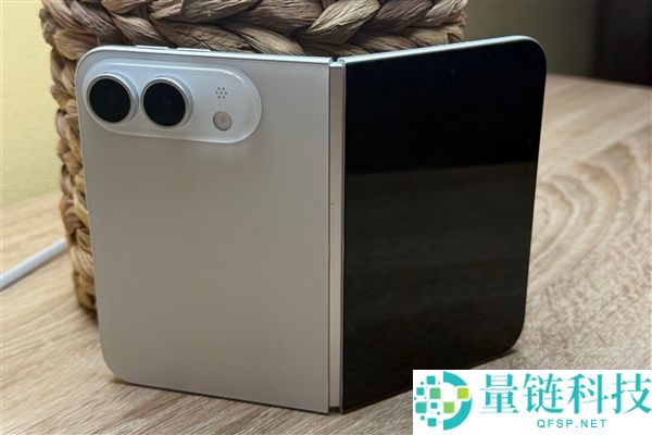 iPhone Ultra与OPPO Find N6平整度对比:折痕几乎无感