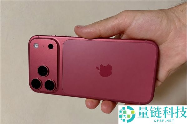 iPhone 18 Pro Max戴壳后超重达半斤 网友戏称为“健身器材”