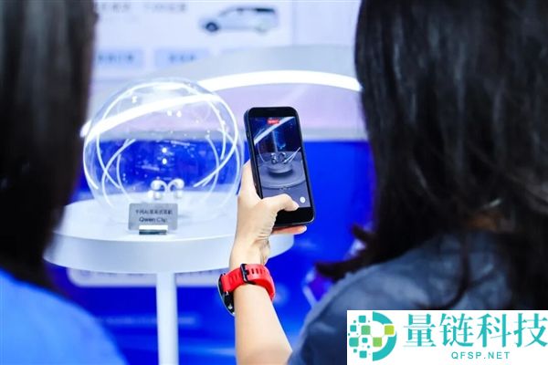 千问推出首款AI耳夹式耳机,与Bose合作支持同声传译功能