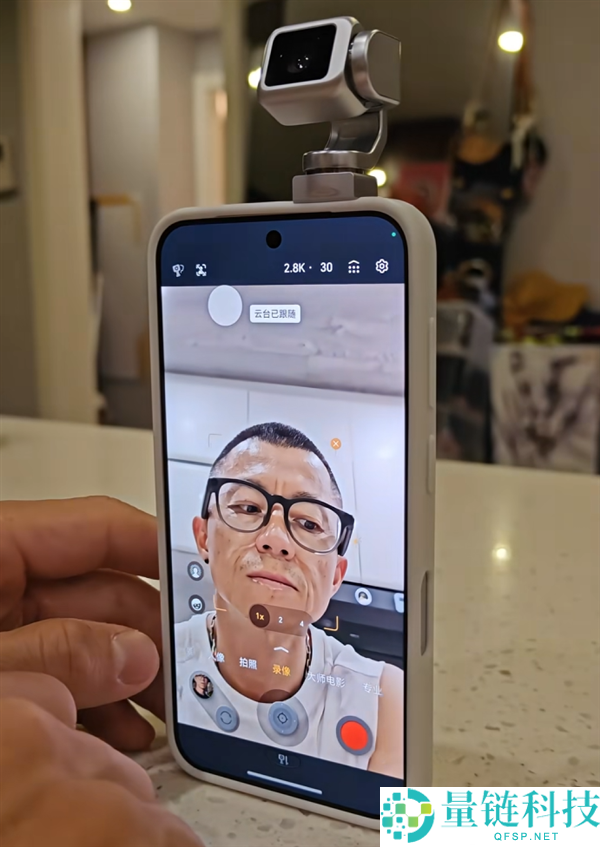 陈震揭晓光荣Robot Phone真机:4D云台主摄一键启动,支持360°追踪功能