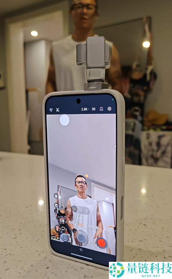 陈震揭晓光荣Robot Phone真机:4D云台主摄一键启动,支持360°追踪功能