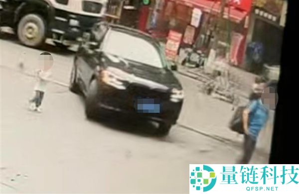惊险瞬间：小童被SUV卷入车底，路人合力抬车救人