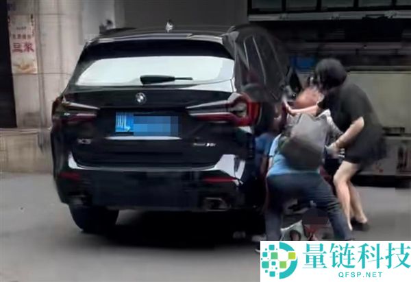 惊险瞬间：小童被SUV卷入车底，路人合力抬车救人