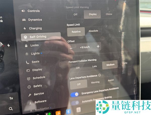 特斯拉FSD主动驾驶超速被交警处罚,车主抱怨功能被删除