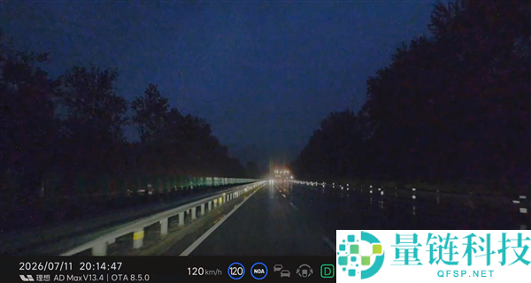 雨夜高速遭遇逆行车辆,车主怒斥博主揭露安全隐患