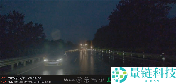 雨夜高速遭遇逆行车辆,车主怒斥博主揭露安全隐患