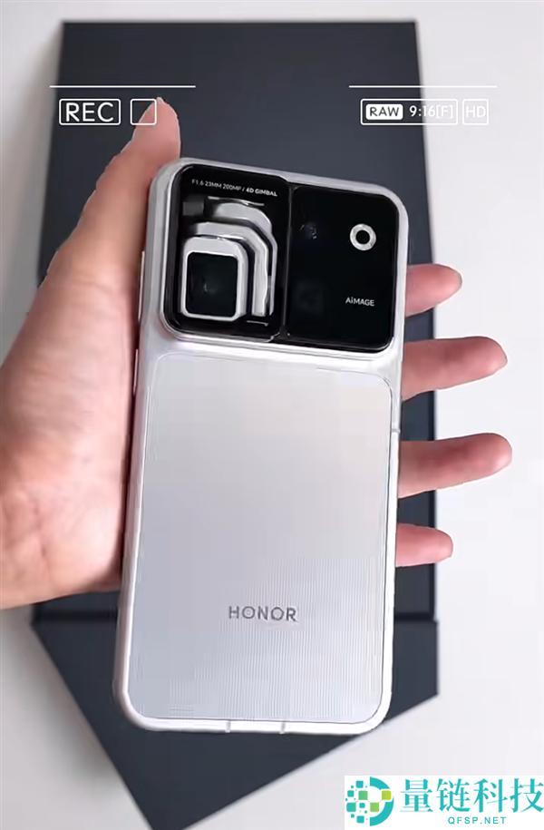 全球首款机械人手机开箱：光荣Robot Phone竟长出机械臂，太科幻了！