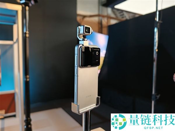 光荣Robot Phone首款机械人手机预定量突破20万，未发先火引关注