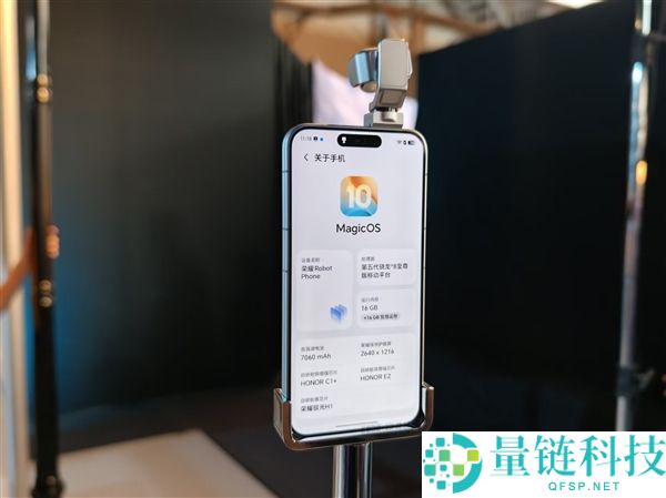 光荣Robot Phone首款机械人手机预定量突破20万，未发先火引关注