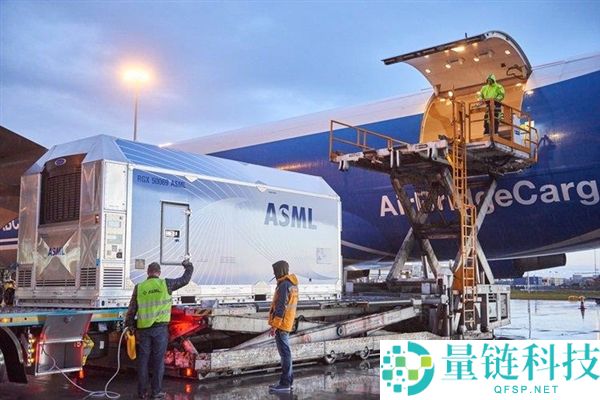 国产光刻机小批量消费破局，阿斯麦股价狂跌8%！