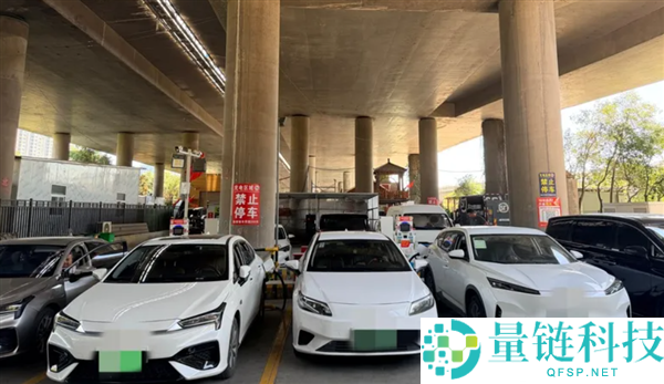 电桩扫码乱象曝光：1个电桩竟有8个扫码，充电体验如同开盲盒