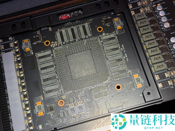 花1000多买RTX 4080拆解后竟发现空板，GPU和显存全无！