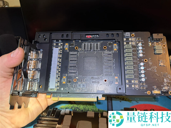 花1000多买RTX 4080拆解后竟发现空板，GPU和显存全无！