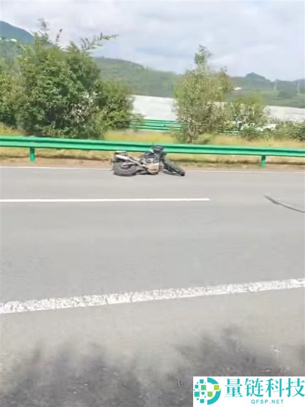 高速路摩托车事故：蔚来车主紧急停车救人，网友纷纷点赞