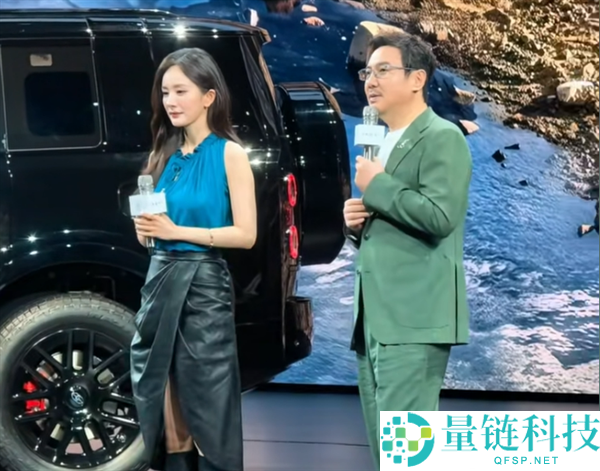鸿蒙智行发布会：沈腾口误引发全场大笑，杨幂旁观淡定笑容引关注