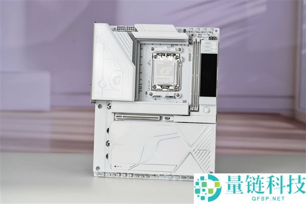 “七彩虹iGame X870E白火神图赏:沉金+背钻工艺,专为AMD X3D处理器设计”