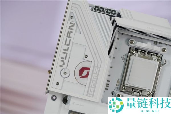 “七彩虹iGame X870E白火神图赏:沉金+背钻工艺,专为AMD X3D处理器设计”