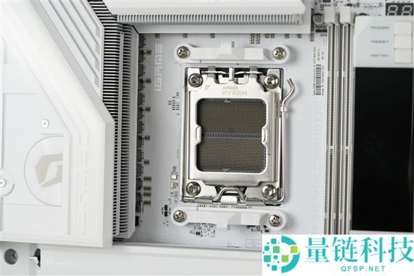 “七彩虹iGame X870E白火神图赏:沉金+背钻工艺,专为AMD X3D处理器设计”