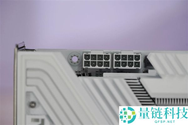“七彩虹iGame X870E白火神图赏:沉金+背钻工艺,专为AMD X3D处理器设计”