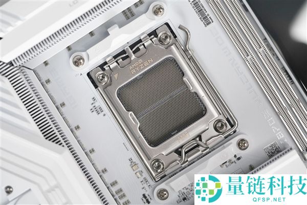“七彩虹iGame X870E白火神图赏:沉金+背钻工艺,专为AMD X3D处理器设计”