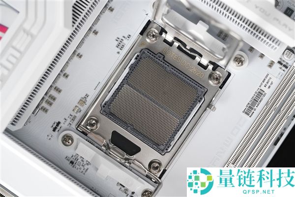 “七彩虹iGame X870E白火神图赏:沉金+背钻工艺,专为AMD X3D处理器设计”