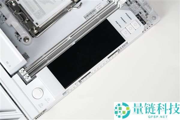 “七彩虹iGame X870E白火神图赏:沉金+背钻工艺,专为AMD X3D处理器设计”