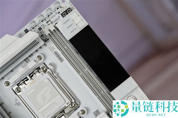 “七彩虹iGame X870E白火神图赏:沉金+背钻工艺,专为AMD X3D处理器设计”