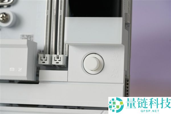 “七彩虹iGame X870E白火神图赏:沉金+背钻工艺,专为AMD X3D处理器设计”