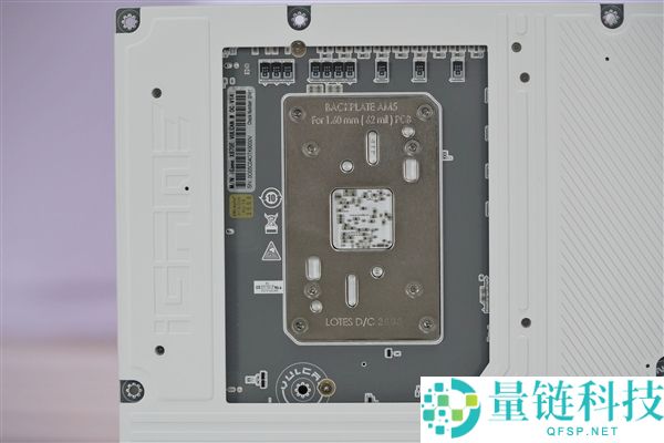 “七彩虹iGame X870E白火神图赏:沉金+背钻工艺,专为AMD X3D处理器设计”