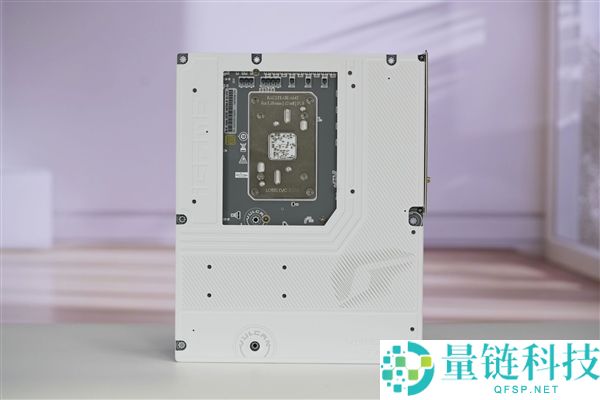 “七彩虹iGame X870E白火神图赏:沉金+背钻工艺,专为AMD X3D处理器设计”