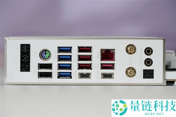 “七彩虹iGame X870E白火神图赏:沉金+背钻工艺,专为AMD X3D处理器设计”