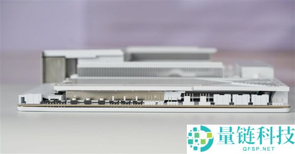 “七彩虹iGame X870E白火神图赏:沉金+背钻工艺,专为AMD X3D处理器设计”