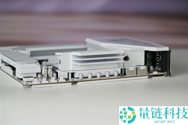 “七彩虹iGame X870E白火神图赏:沉金+背钻工艺,专为AMD X3D处理器设计”
