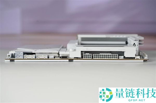 “七彩虹iGame X870E白火神图赏:沉金+背钻工艺,专为AMD X3D处理器设计”