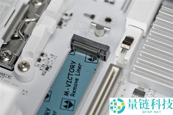 “七彩虹iGame X870E白火神图赏:沉金+背钻工艺,专为AMD X3D处理器设计”