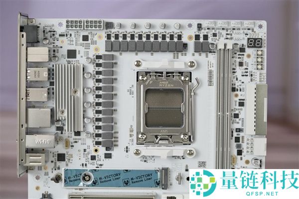 “七彩虹iGame X870E白火神图赏:沉金+背钻工艺,专为AMD X3D处理器设计”