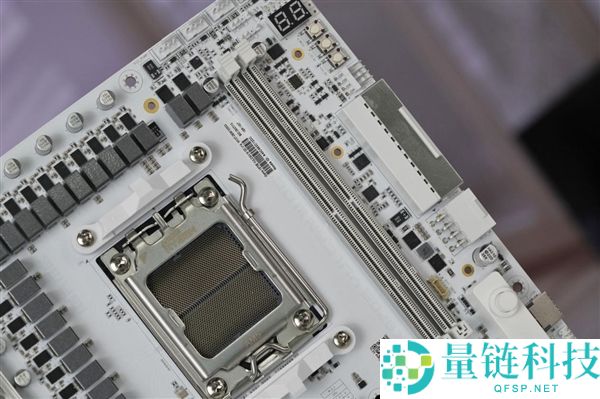 “七彩虹iGame X870E白火神图赏:沉金+背钻工艺,专为AMD X3D处理器设计”