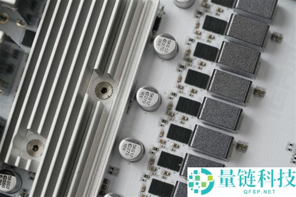 “七彩虹iGame X870E白火神图赏:沉金+背钻工艺,专为AMD X3D处理器设计”