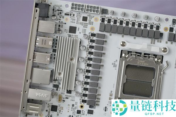“七彩虹iGame X870E白火神图赏:沉金+背钻工艺,专为AMD X3D处理器设计”