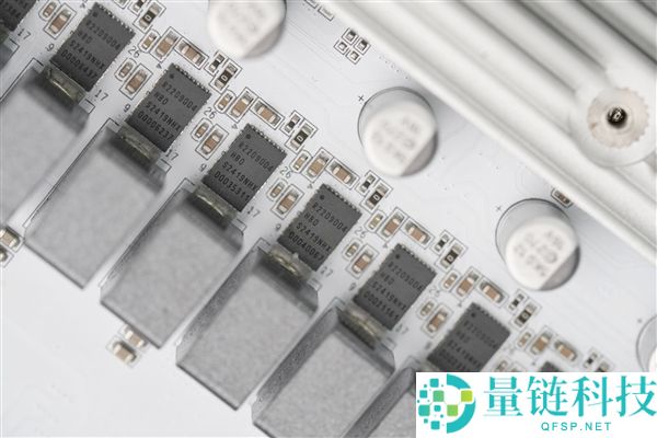 “七彩虹iGame X870E白火神图赏:沉金+背钻工艺,专为AMD X3D处理器设计”