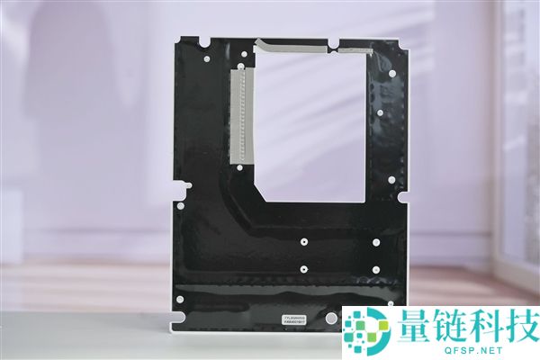 “七彩虹iGame X870E白火神图赏:沉金+背钻工艺,专为AMD X3D处理器设计”