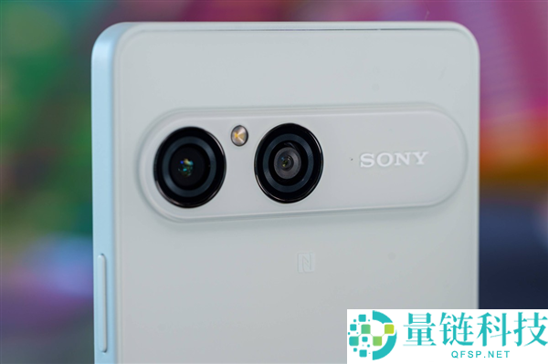 索尼Xperia 10 VIII发布:6.1英寸无孔屏与SD卡扩展,售价超5000元